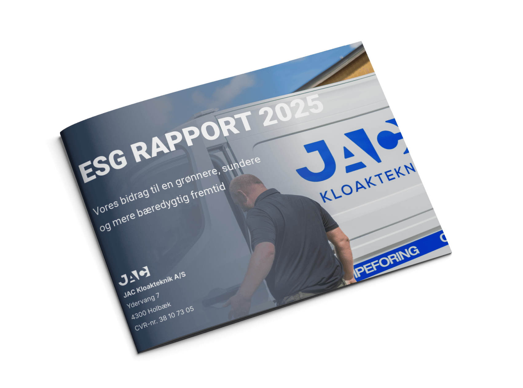 Alt text: Forside af "ESG RAPPORT 2025" fra JAC Kloakteknik med teksten "Vores bidrag til en grønnere, sundere og mere bæredygtig fremtid" samt virksomhedsoplysninger nederst. En medarbejder går ind i en varebil med "JAC KLOAKTEKNIK" på siden, hvilket kobler rapporten til virksomhedens arbejde med